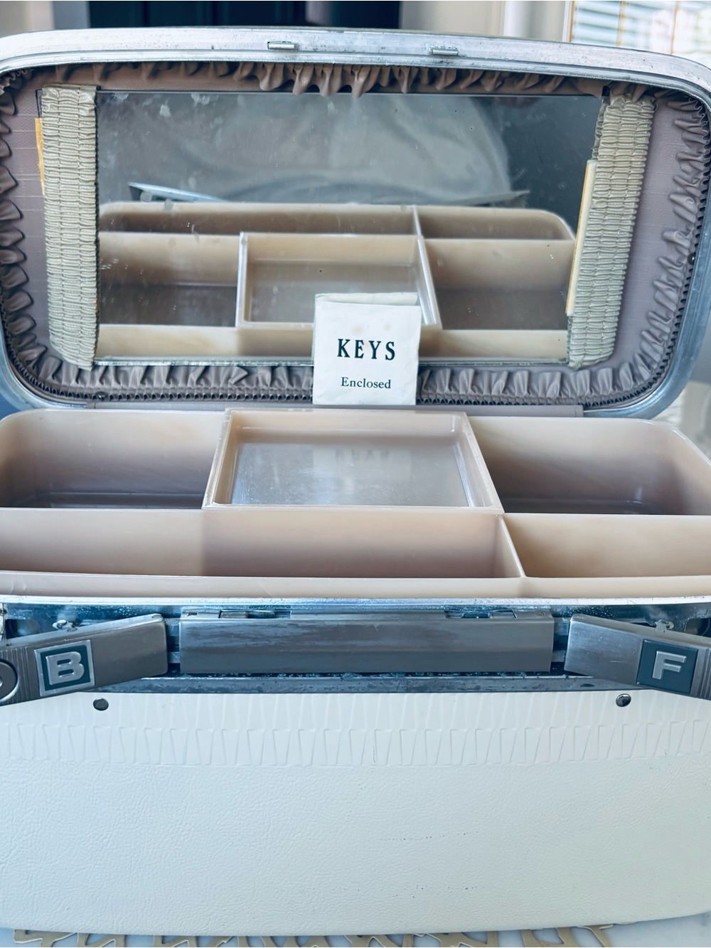 Vintage Samsonite Train Case with keys excellent condition